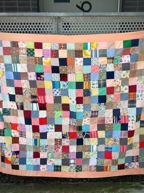 VINTAGE 1950’s-60’s handmade postage stamp quilt / EXCELLENT !! ⭐️⭐️⭐️⭐️⭐️